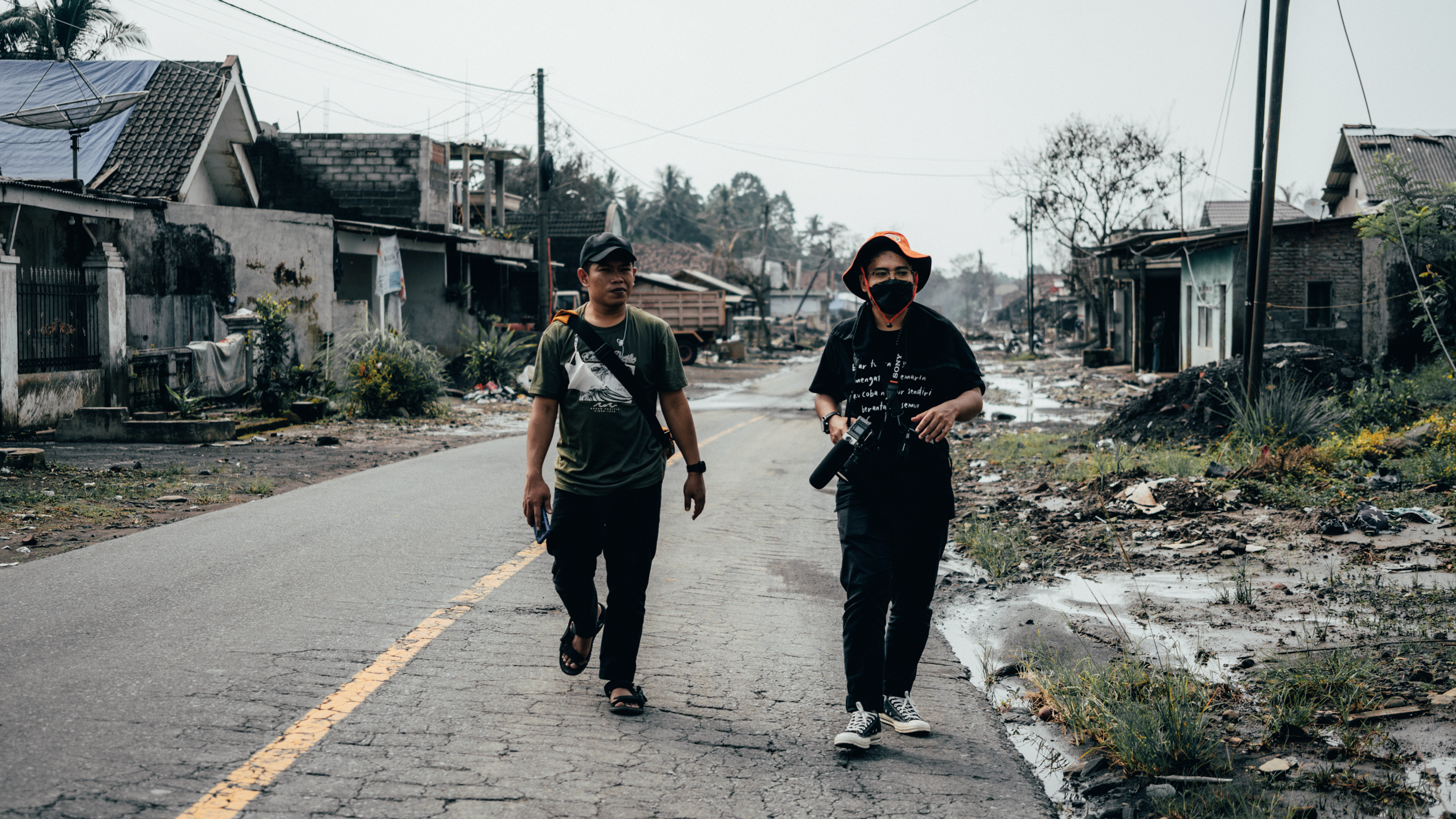 Iven dan rekannya sedang berpindah lokasi shooting erupsi Gudung Semeru di Lumajang, Jawa Timur