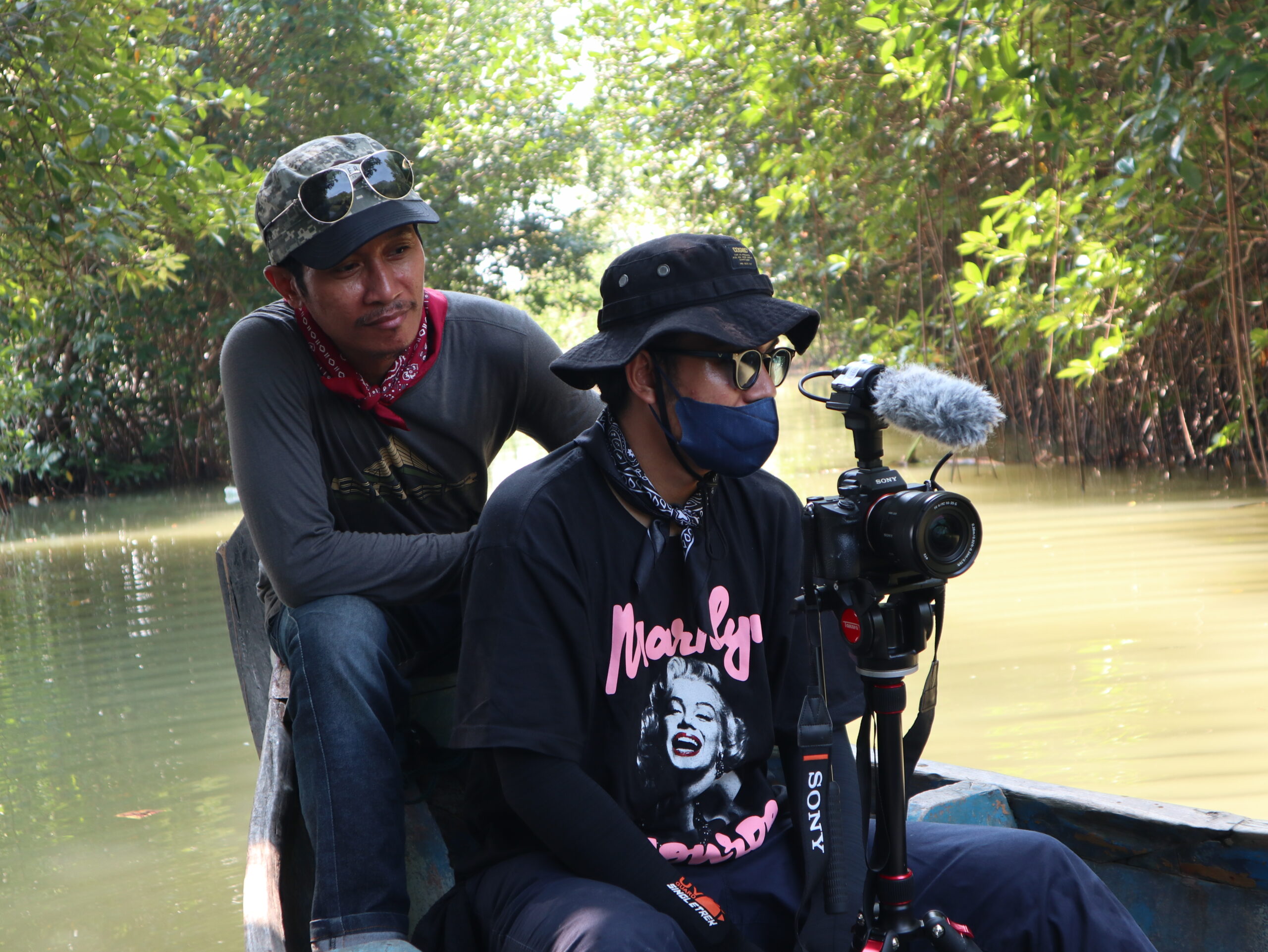 Proses shooting film dokumenter SWEAT DRIPPING IN THE RIPPLES OF THE RIVER